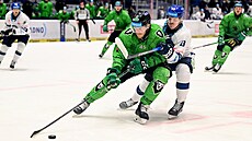 Filip Pavlík z Mladé Boleslavi si kryje puk p�ed Tomá�em Tomkem z Kladna.