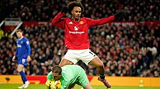 Joshua Zirkzee z Manchesteru United dotírá na Jordana Pickforda z Evertonu.