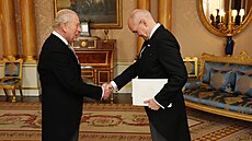 Král Karel III. se setkává s �eským velvyslancem Václavem Bartu�kou v...