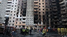 Ukrajin�tí hasi�i a záchraná�i pracují na míst� ruského útoku v Ternopilu,...