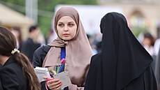 �eny se ú�astní mezinárodního festivalu muslimského �ivotního stylu na nám�stí...