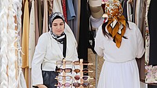 �eny se ú�astní mezinárodního festivalu muslimského �ivotního stylu na nám�stí...