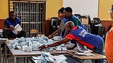 Volební ú�edníci s�ítají hlasy ve volební místnosti ve Windhoeku v Namibii. (1....