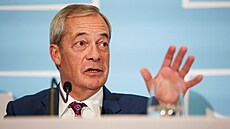 P�edseda britské strany Reform UK Nigel Farage hovo�í na tiskové konferenci v...