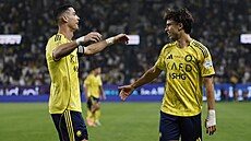 Cristiano Ronaldo (vlevo) slaví gól se spoluhrá�em a krajanem Joaem Felixem.