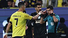 Cristiano Ronaldo v dresu An-Nassru b�hem diskuzí s rozhod�ím.