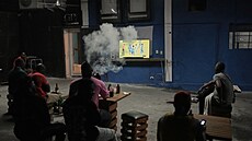 Hait�tí fanou�ci sledují postup svého týmu na MS ve fotbale.