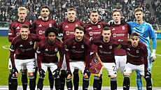 Sparantí fotbalisté ped utkáním proti Legii ve Varav.