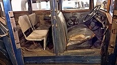 Tiadvacet historických voz v nálezovém stavu. Mnohdy bez laku, orezlé a nkdy...