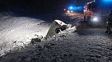 �idi� volkswagenu dostal na sn�hu smyk a skon�il v potoce. (25. listopadu 2025)