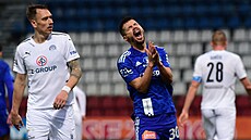 Patrik �imko (vlevo) je�t� v dresu Slovácka nastoupil proti bývalému spoluhrá�i...