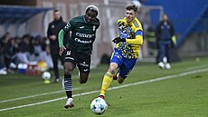 Ayaosi z Karviné se sna�í pláchnout zlínskému kapitánovi Barto�ákovi.