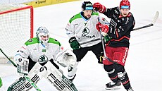 Hradecký Nenonen se sna�í protla�it p�ed bránu Mladé Boleslavi.