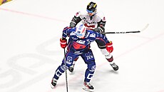 Spar�anský Ma�ín (vzadu se) se sna�í procpat ke kotou�i.