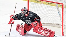 Hradecký branká� �korvánek p�i zákroku v zápase s Mladou Boleslaví.