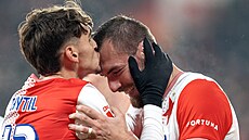 Mojmír Chytil oslavuje gól s Tomá�em Chorým.