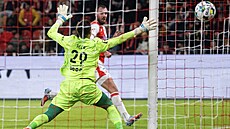 Tomá� Chorý p�i gólu na 2:0 z pohledu Slavie.