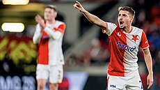 Dop�edu! Michal Sadílek udílí pokyny svým spoluhrá��m.