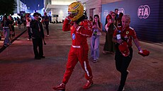 Lewis Hamilton skon�il u� v prvním kole kvalifikace a v Kataru bude startovat...