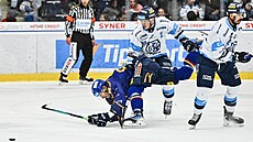 Michal Bulí� z �eských Bud�jovic padá po souboji s Radimem �imkem z Liberce.