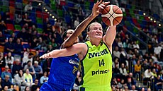 Liliana Banaszaková z Gdyn� (vlevo) se sna�í zablokovat Emese Hofovou z USK...