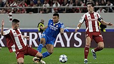 Kylian Mbappé st�ílí gól do sít� Olympiakosu.