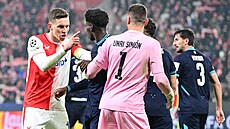 Kapitán Slavie Luká� Provod v diskuzi s hrá�i Bilbaa.