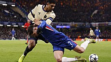 Kapitán Barcelony Araujo bojuje s Pedrem Netem z Chelsea.