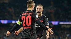 Kapitán Leverkusenu Grimaldo slaví svoji branku Manchesteru City.