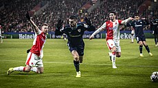 Hrá�i Slavie se do�adují rohového kopu.
