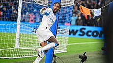 Úto�ník Marseille Aubameyang se raduje ze svého druhého gólu do sít� Newcastlu.