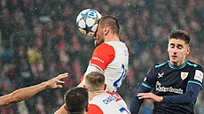 Tomá� Chorý hlavi�kuje na bránu Bilbaa.