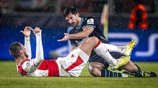 Tomá� Chorý se zvedá po souboji s obráncem Bilbaa.