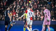 Kapitán Slavie Luká� Provod vidí �lutou kartu.