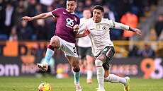 Chelsea orta saha oyuncusu Enzo Fernández (sağda) Josh'u geçiyor...