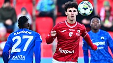 Pardubický zálo�ník �t�pán Mí�ek proti Azizi Kayondovi z Liberce