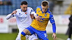 Teplický Mat�j Radosta si kryje mí� p�ed Eldarem �ehi�em z Baníku.