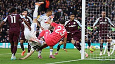 Úto�ník Lukas Nmecha z Leedsu st�ili gól proti Aston Ville.