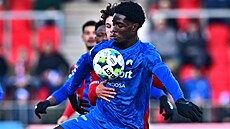 Liberecký stoper Ange N�Guessan si kryje mí� v utkání proti Pardubicím.