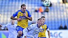 Teplický úto�ník Mat�j Pulkrab (vlevo) a Ond�ej Kri�falu�i z Baníku v...