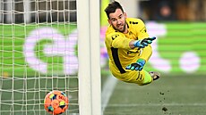 Jablonecký branká� Jan Hanu� inkasuje gól.