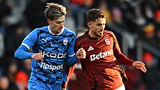 Spar�anský úto�ník Albion Rrahmani odehrává mí� p�ed Romanem Mackem z Mladé...