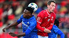 Liberecký k�ídelník Afolabi Soliu hlavi�kuje v souboji se Simonem Bammensem z...