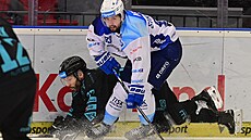 Brn�nský úto�ník �imon Stránský v utkání proti Karlovým Var�m