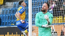 Teplice oyuncusu Michal Bílek, mağlup kaleci Dominik'in yanında penaltıdan attığı golü kutluyor...