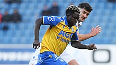 Teplický k�ídelník John Auta se sna�í prchnout s mí�em Mat�ji Chalu�ovi z...