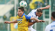 Teplický zálo�ník Daniel Mare�ek hlavi�kuje v souboji s Ji�ím Boulou z Baníku