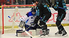 Brn�nský branká� Ale� Stezka zasahuje p�ed Ond�ejem Beránkem z Karlových Var�.