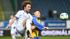 Ostravský obránce Alexander Munksgaard (vlevo) a Ladislav Krej�í z Teplic