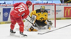 Litvínovský branká� Matej Tomek zasahuje proti Liboru Hudá�kovi z T�ince.